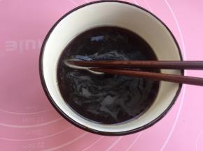 红糖和酵母溶化在温水里