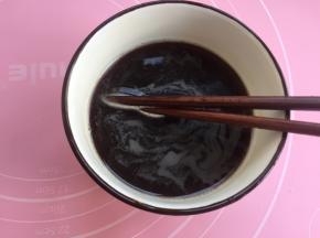 红糖和酵母溶化在温水里