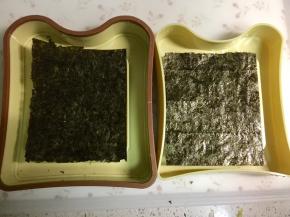用口袋三明治的模具，海苔剪出两块比中间方形稍大一点的方片。