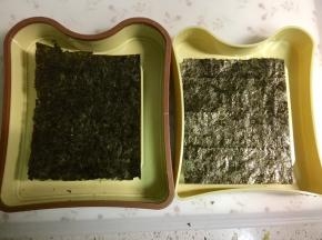 用口袋三明治的模具，海苔剪出两块比中间方形稍大一点的方片。