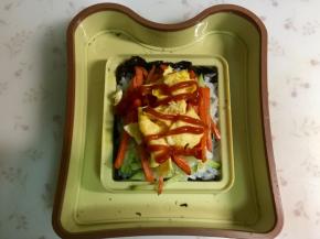 放入鸡蛋碎，挤上番茄酱。