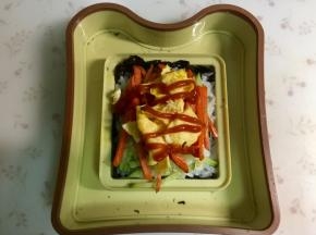 放入鸡蛋碎，挤上番茄酱。