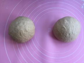 面团排气后分成均匀2个，松弛15分钟