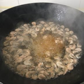 热锅热油放入磷虾炸至表皮金黄