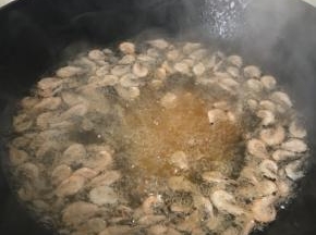热锅热油放入磷虾炸至表皮金黄