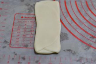 取一个面团再擀开