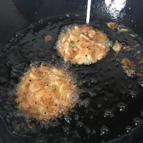 炸好后用厨房纸巾吸干油。虾饼一定要趁热吃。