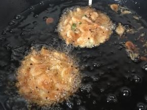 炸好后用厨房纸巾吸干油。虾饼一定要趁热吃。
