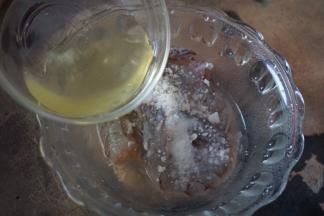 虾加入2g盐、薯粉、葱姜料酒、蛋清