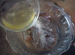 虾加入2g盐、薯粉、葱姜料酒、蛋清