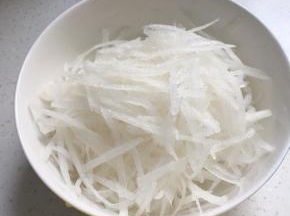 萝卜切丝加1克盐搅拌均匀
