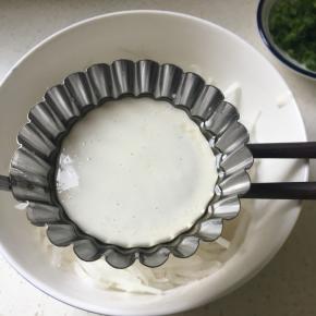 装虾饼勺子先放热油锅中烫热后在勺底铺上面糊