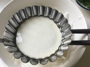 装虾饼勺子先放热油锅中烫热后在勺底铺上面糊