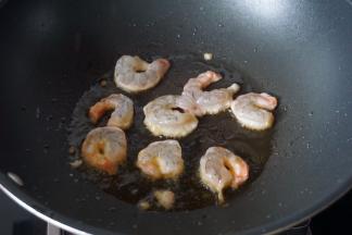 再放入虾仁煎香