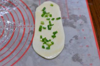 刷一层薄薄的油，撒上细盐、葱花