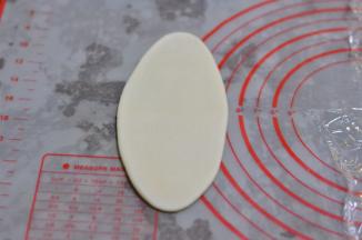 取一个面团轻轻擀开