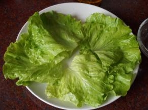 生菜去梗平铺在盘中
