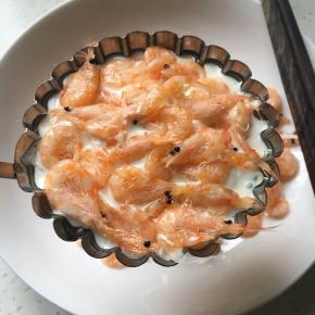 再用面糊盖在萝卜丝上面，撒上磷虾。