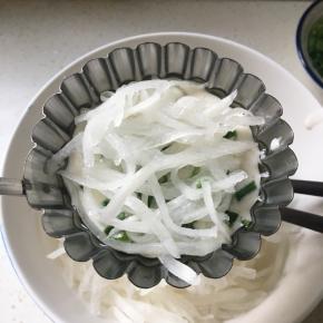 放入香葱、胡葱、萝卜丝