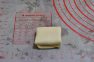 再擀开，再折三折