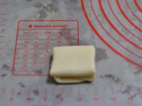 再擀开，再折三折