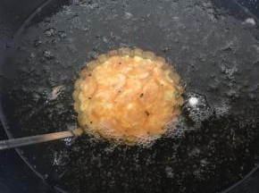 放入油锅中，用中火炸五分钟左右即可