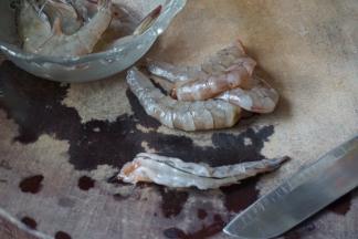 虾洗净后去虾壳和虾线