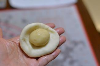 取一份油皮包入一份油酥