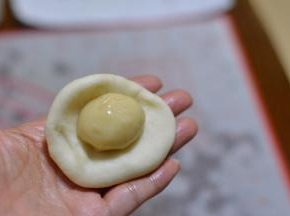 取一份油皮包入一份油酥