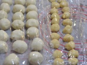 油皮油酥分别平均分成20份