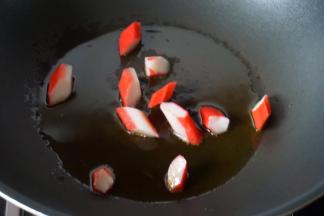 锅里热油后放入蟹味棒煎香备用