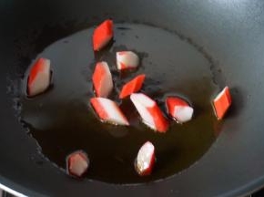 锅里热油后放入蟹味棒煎香备用