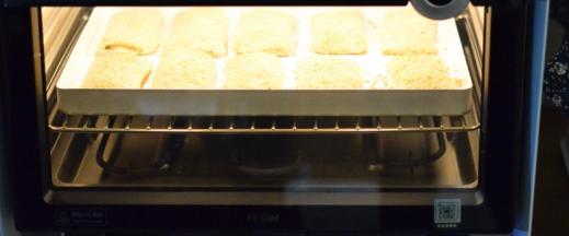 烤箱预热，200度20分钟，时间温度根据自己的烤箱和饼的大小调整