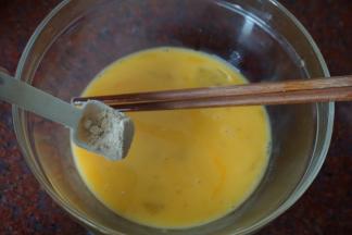 鸡蛋打散后加入鸡粉和3g盐