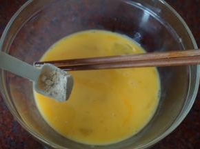 鸡蛋打散后加入鸡粉和3g盐