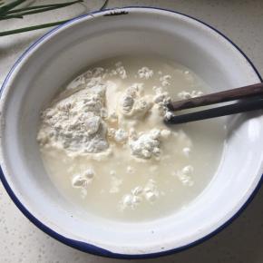 面粉加入3克盐和300克水搅拌均匀备用