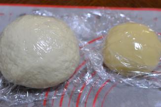 油皮：面粉加入开水搅拌成棉絮状，加入其他材料揉成光滑的面团，盖上保鲜膜，油酥的材料混合揉成团，盖上保鲜膜