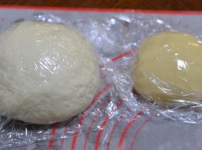 油皮：面粉加入开水搅拌成棉絮状，加入其他材料揉成光滑的面团，盖上保鲜膜，油酥的材料混合揉成团，盖上保鲜膜