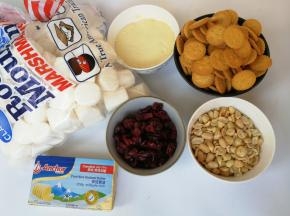 准备所需食材并称量备用，花生提前烤熟或炒熟后去除红衣，蔓越莓、花生、饼干一起放入烤箱50度左右保温待用