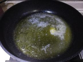 不沾平底锅放入黄油，燃气灶开小火，黄油融化成液态
