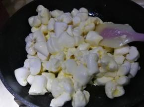加入剪碎的棉花糖，用硅胶刮刀不停翻炒，直至棉花糖全部融化