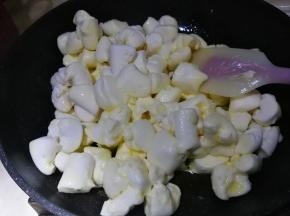 加入剪碎的棉花糖，用硅胶刮刀不停翻炒，直至棉花糖全部融化