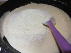 加入奶粉，翻炒均匀