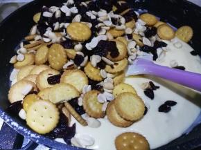 加入一直处于保温状态的蔓越莓、花生、饼干