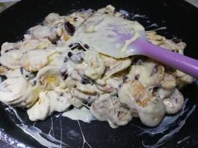 用刮刀稍微拌匀