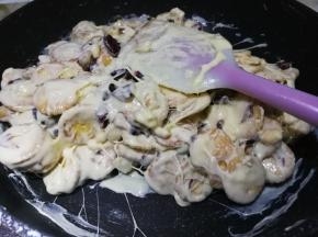 用刮刀稍微拌匀