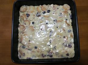 烤盘底部垫油纸，然后将炒好的糖全部倒入烤盘，戴pvc手套用力压实压平整