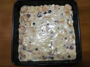 烤盘底部垫油纸，然后将炒好的糖全部倒入烤盘，戴pvc手套用力压实压平整