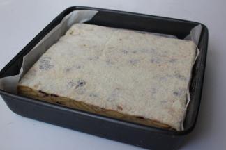 趁温热时在表面筛一层奶粉，翻面后也筛上一层奶粉