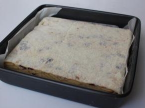 趁温热时在表面筛一层奶粉，翻面后也筛上一层奶粉